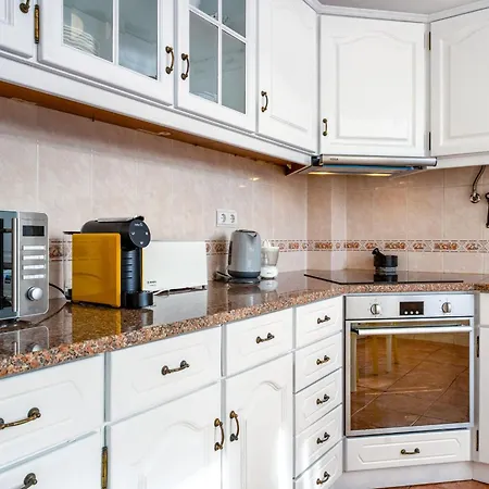 Comfy Flat W/ Rooftop View By Lovelystay Burgau