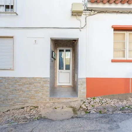 Comfy Flat W/ Rooftop View By Lovelystay Burgau