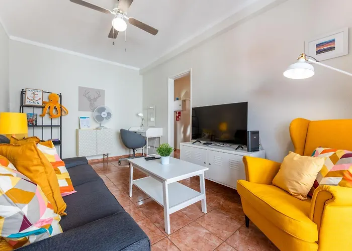 Comfy Flat W/ Rooftop View By Lovelystay *