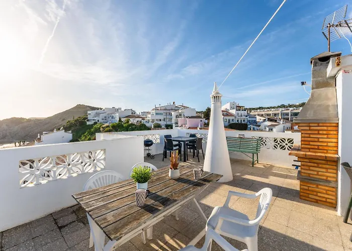 Comfy Flat W/ Rooftop View By Lovelystay