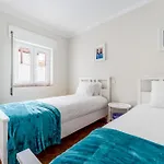 Comfy Flat W/ Rooftop View By Lovelystay Burgau