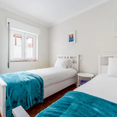 Comfy Flat W/ Rooftop View By Lovelystay Burgau