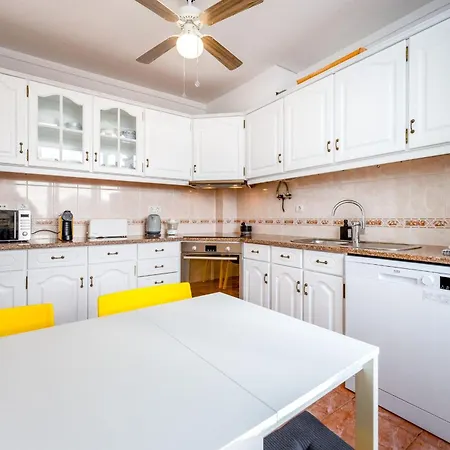 Comfy Flat W/ Rooftop View By Lovelystay Apartman