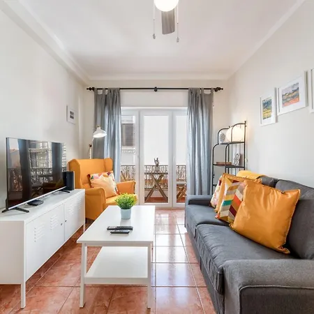 Comfy Flat W/ Rooftop View By Lovelystay *