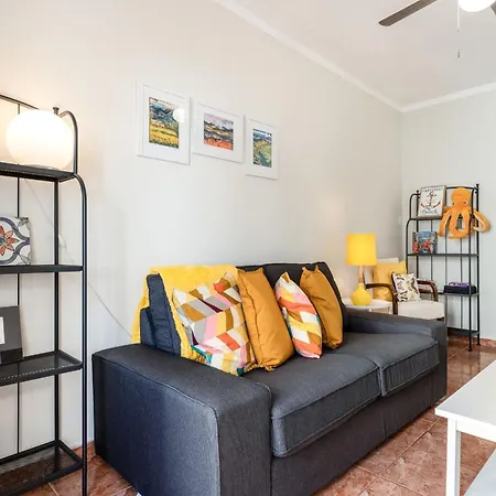 Apartman Comfy Flat W/ Rooftop View By Lovelystay *