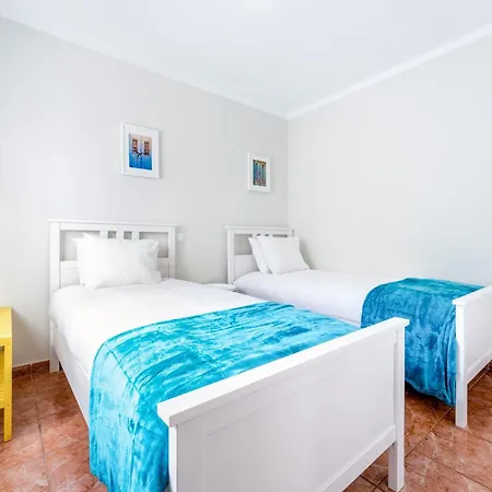 Apartman Comfy Flat W/ Rooftop View By Lovelystay Burgau