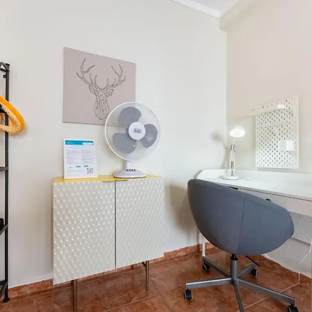 Comfy Flat W/ Rooftop View By Lovelystay *