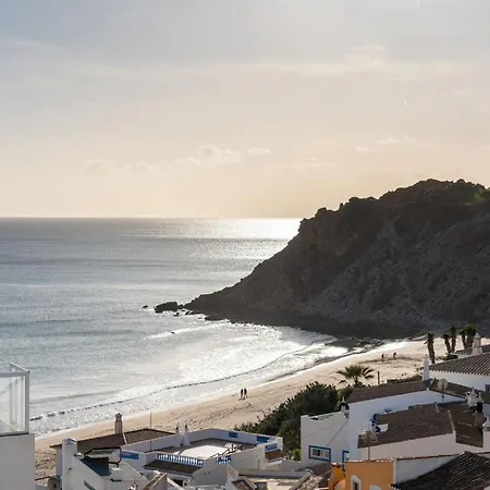 Comfy Flat W/ Rooftop View By Lovelystay