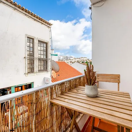 Apartman Comfy Flat W/ Rooftop View By Lovelystay Burgau