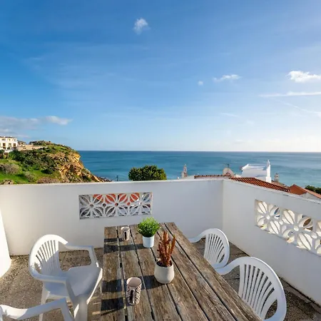 Comfy Flat W/ Rooftop View By Lovelystay Apartman