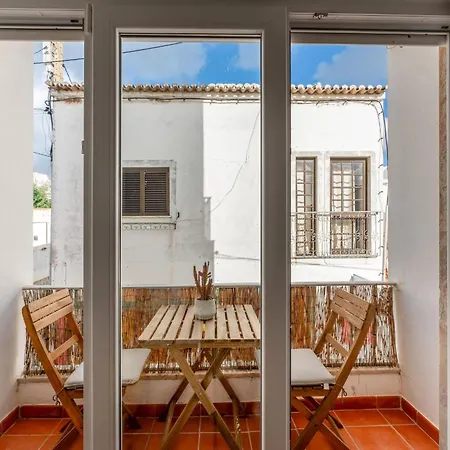 Comfy Flat W/ Rooftop View By Lovelystay Apartman