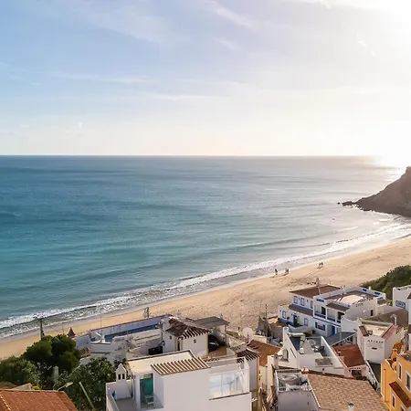 Comfy Flat W/ Rooftop View By Lovelystay