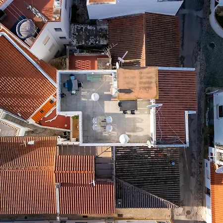 Comfy Flat W/ Rooftop View By Lovelystay