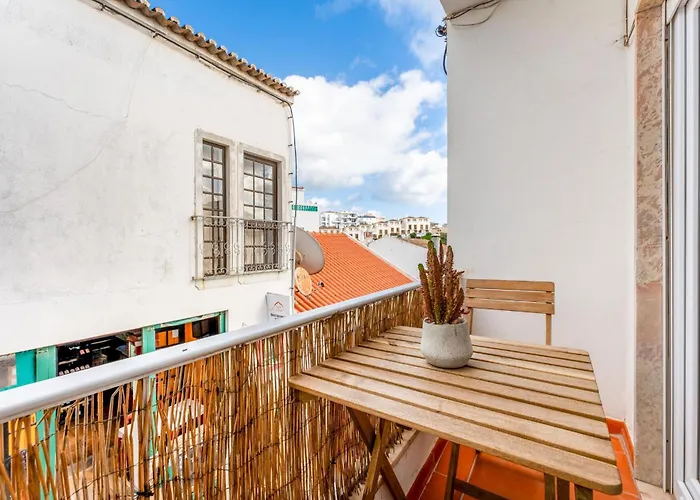 Appartement Comfy Flat W/ Rooftop View By Lovelystay Burgau