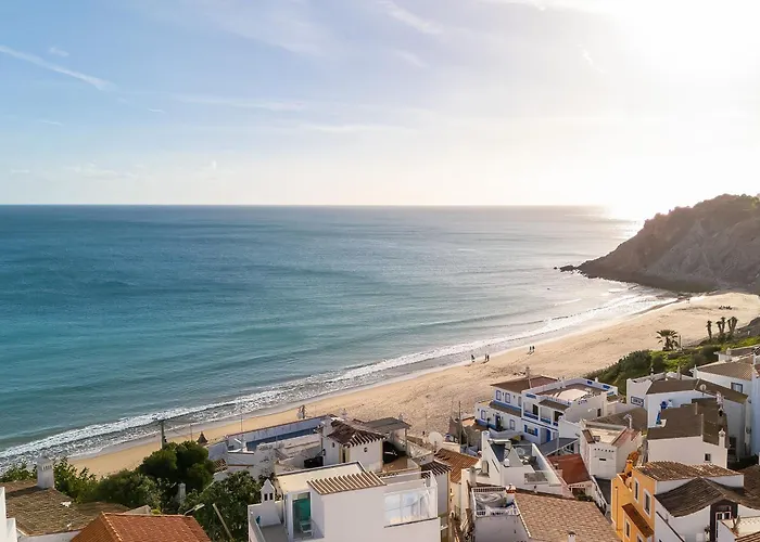 Comfy Flat W/ Rooftop View By Lovelystay