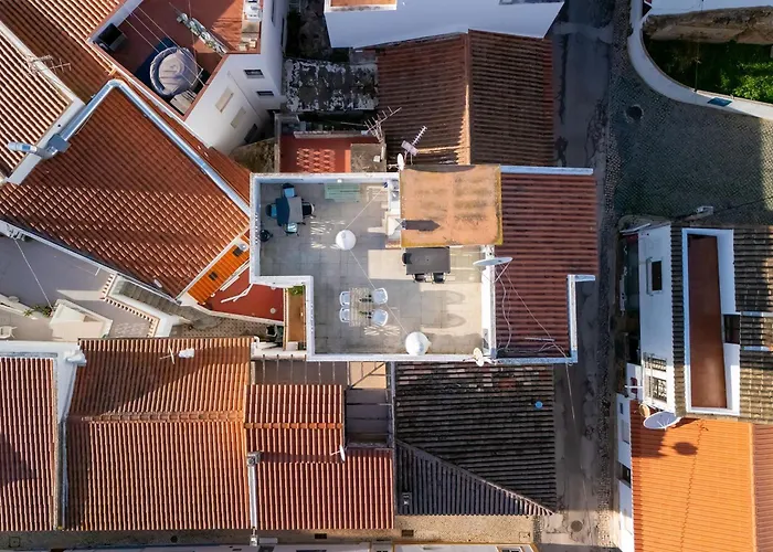 Comfy Flat W/ Rooftop View By Lovelystay