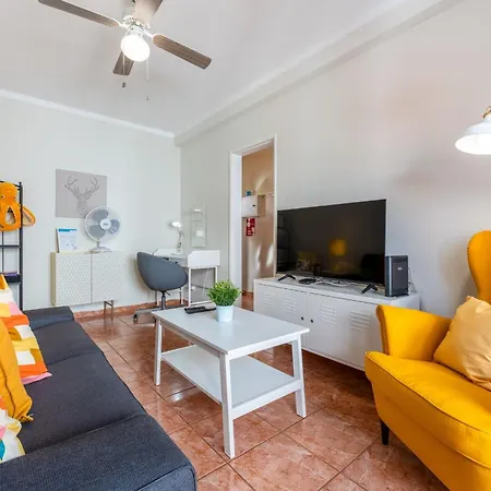 Comfy Flat W/ Rooftop View By Lovelystay *