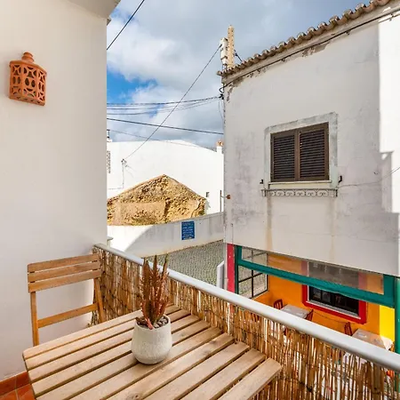 Comfy Flat W/ Rooftop View By Lovelystay