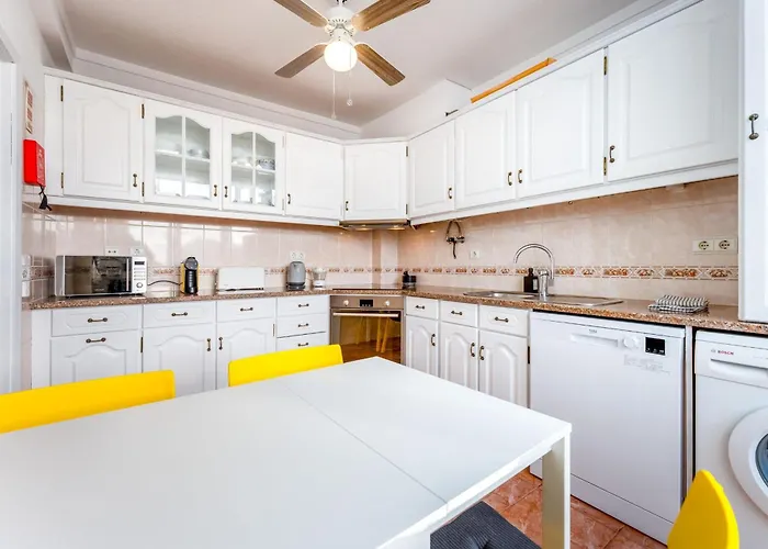 Comfy Flat W/ Rooftop View By Lovelystay Daire