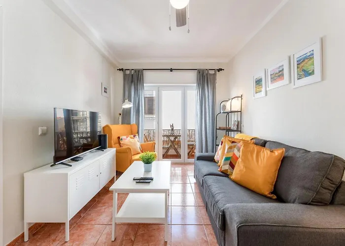 Comfy Flat W/ Rooftop View By Lovelystay *