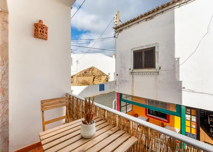 Comfy Flat W/ Rooftop View By Lovelystay