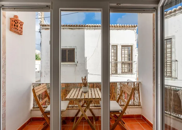 Comfy Flat W/ Rooftop View By Lovelystay Daire